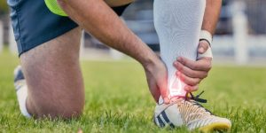 Cách xử lý và phòng tránh chấn thương cổ chân trong bóng đá